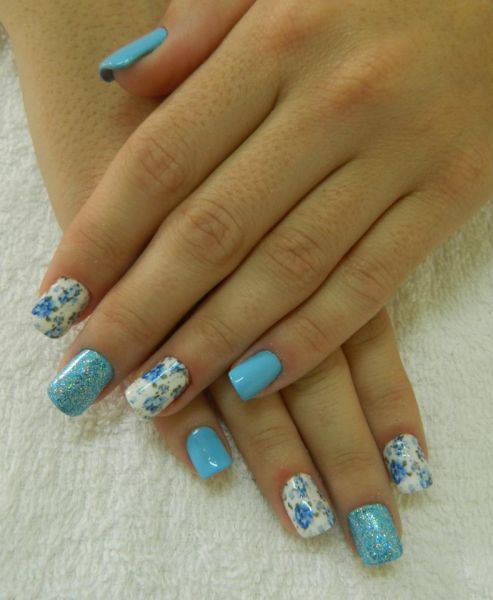 unhas feita com adesivos karol