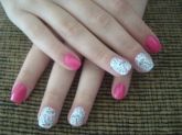 unhas feita com adesivos karol