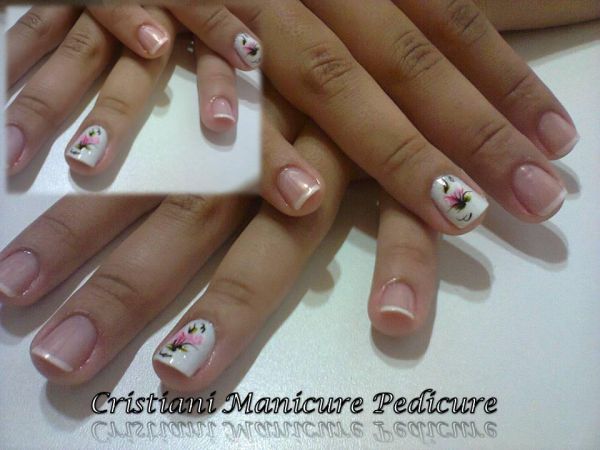 unhas feita com adesivos karol
