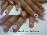 unhas feita com adesivos karol