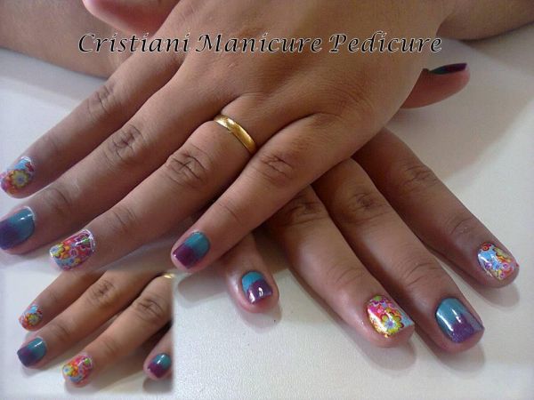 unhas feita com adesivos karol