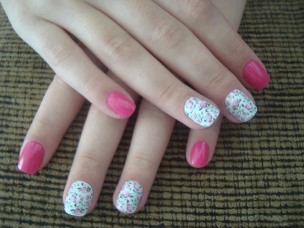 unhas feita com adesivos karol