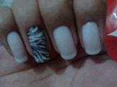 unhas feita com adesivos karol