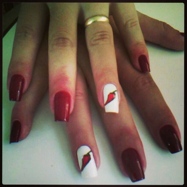 unhas feita com adesivos karol