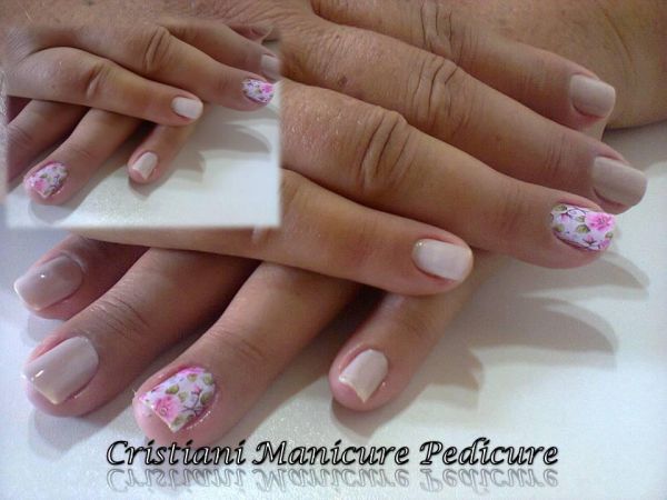 unhas feita com adesivos karol